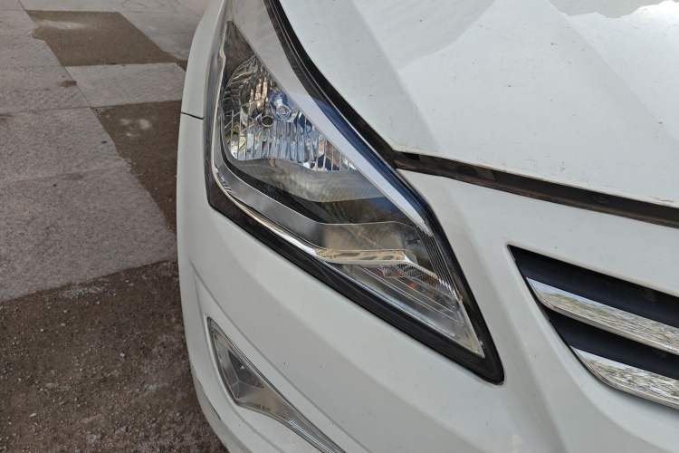 Used Hyundai Verna (older generation) 2016 1.4L Manual Smart GLS Trim Right Front Headlight