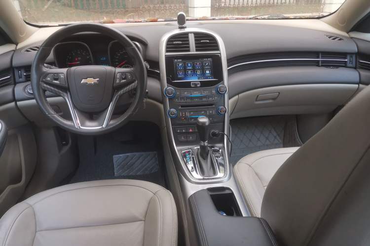 Used Chevrolet Malibu 2014 2.4L Automatic Luxury Edition Center Console