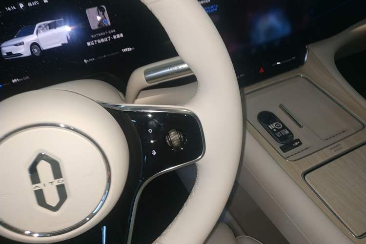 Used Hima AITO M8 2025 Extended-Range Ultra Version 53.4 kWh 6-Seater Edition Gear Lever