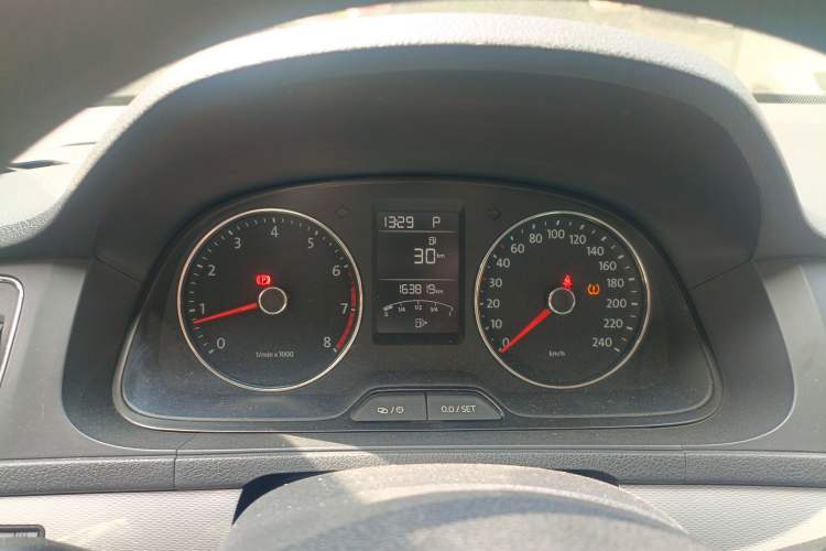 Used Volkswagen Gran Lavida 2013 1.4 TSI Automatic Comfort Model Instrument Cluster