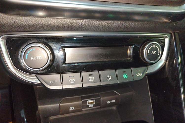 Used Kia Sportage R 2018 2.0L Automatic Smart Luxury Version China V Standard Audio And AC Panel