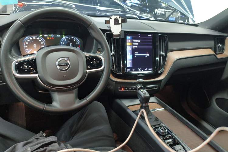 Used Volvo XC60 2021 T5 4x4 Smart Luxury Edition Center Console