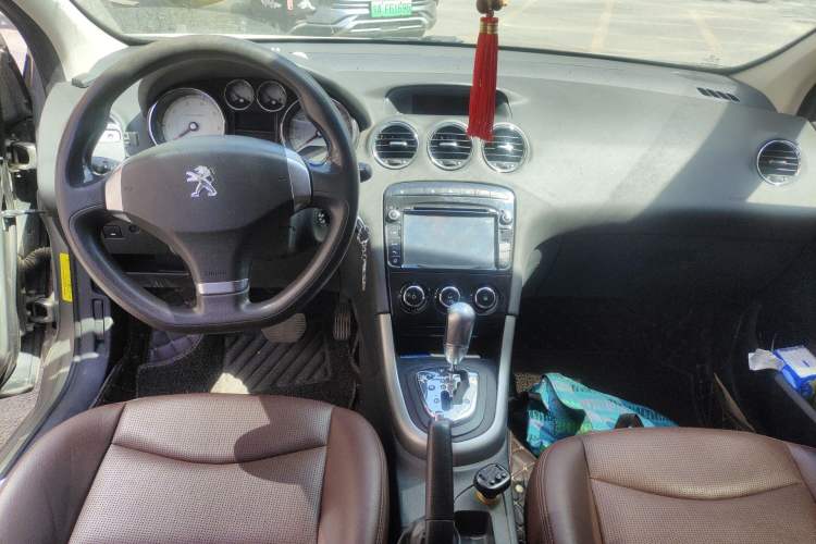 Used Peugeot 408 2013 2.0L Automatic Comfort Edition Center Console