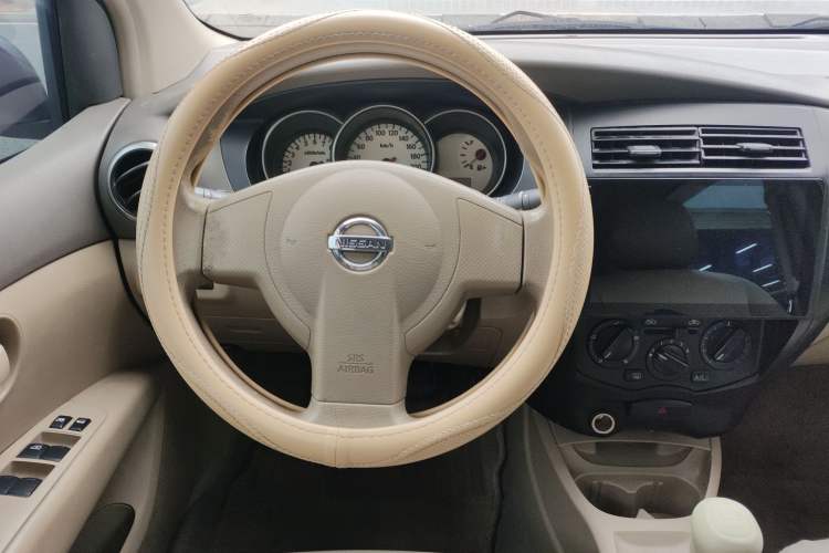 Used Nissan Livina 2010 Jingyue Edition 1.6L Manual All-Around Model Steering Wheel