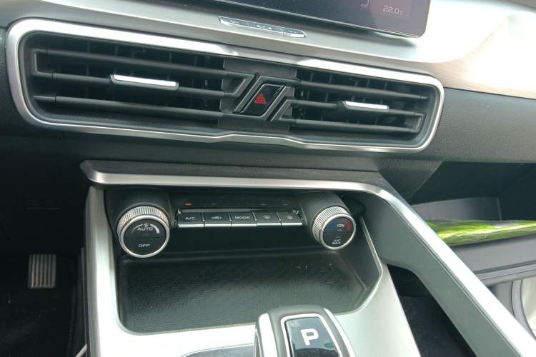 Used Geely Auto Coolray New Energy 2022 1.5T ePro 85KM Starry Edition Audio And AC Panel