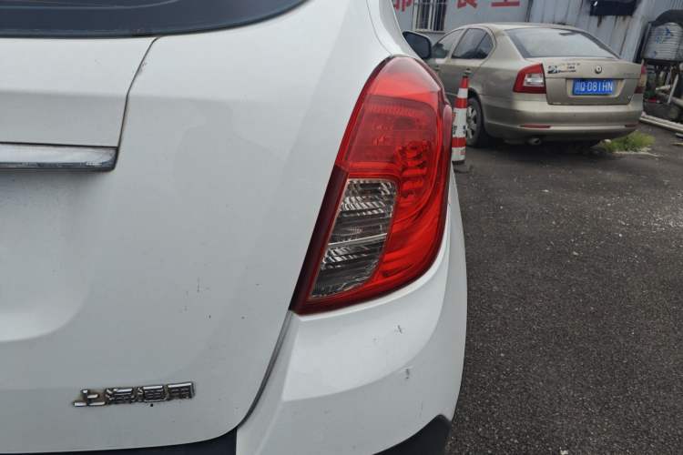 Used Buick Encore 2015 1.4T Automatic Two-Wheel Drive Urban Elite Version Exterior 3