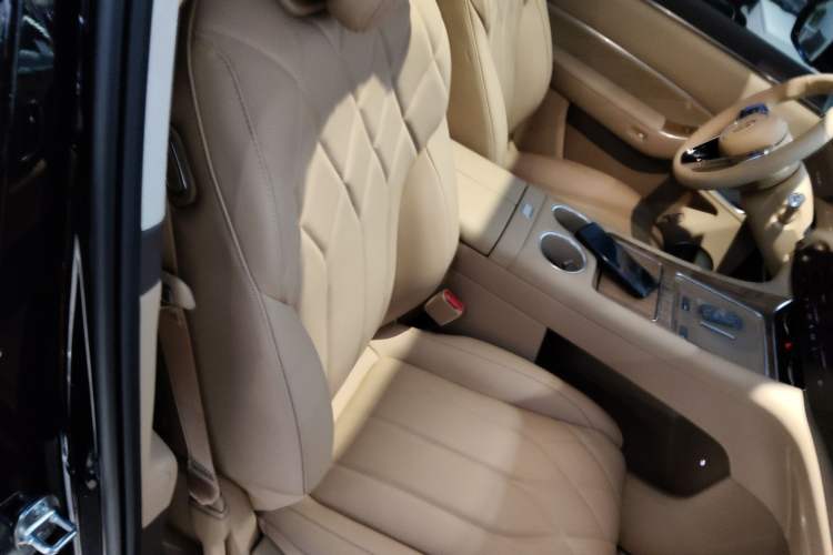 Used Hima AITO M8 2025 Model Pure Electric Max+ Five-Seat Long-Range Version Right Front Seat