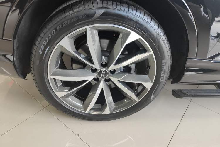 Used Audi Q7 2022 55 TFSI quattro S line Sport model
