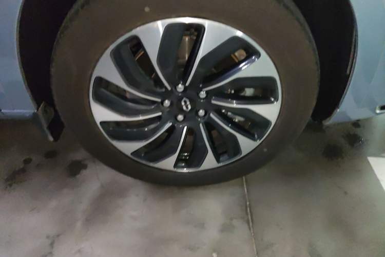 Used Hima AITO M7 2024 1.5T Rear-Drive Plus Version 5 Seats Right Front Wheel Hub