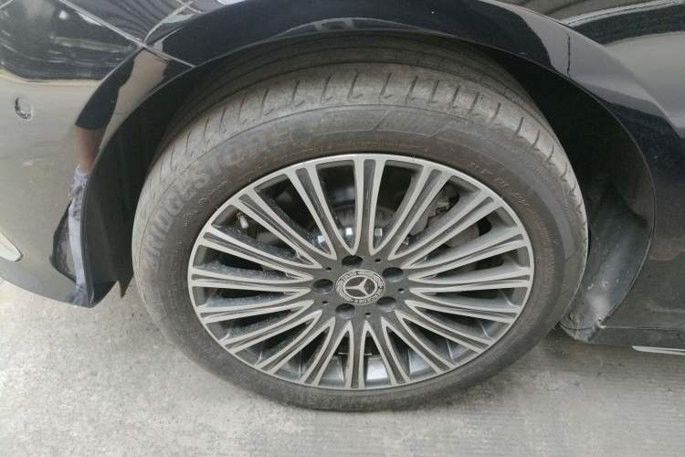 Used Mercedes-Benz E-Class 2022 Second Facelift E 300 L Sporty and Stylish Edition Exterior 4