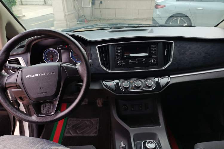 Used FORTHING Lingzhi M5 2022 Standard Version Base Model 7 Seats Center Console