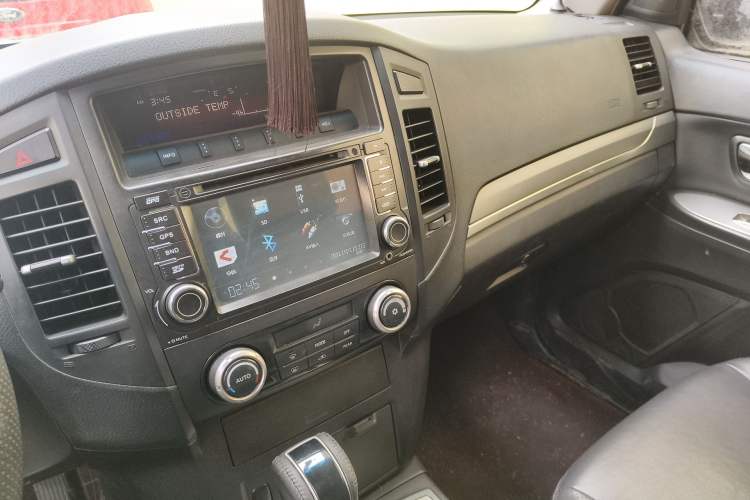 Used Mitsubishi Pajero 2010 3.0L Automatic Luxury Edition Audio And AC Panel