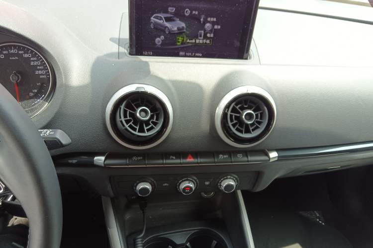 Used Audi A3 2020 Sportback 35 TFSI Fashion Edition China VI Emission Standard Audio And AC Panel