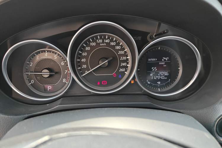 Used Mazda Atenza 2015 2.0L Blue Sky Luxury Edition Odometer Close Up