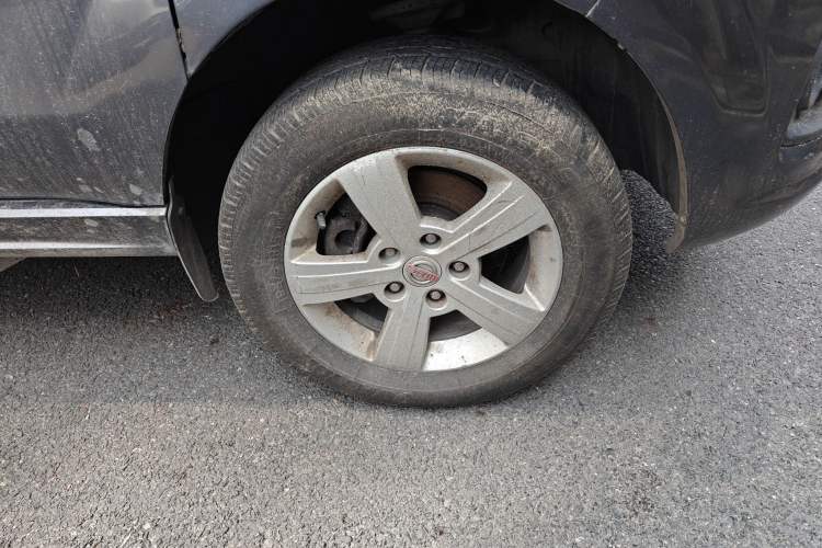 Used Jinbei Gold Hiace 2023 1.5L Passenger Van Travel Lion 5/6/7-Seater with Central Air Conditioning Right Front Wheel Hub