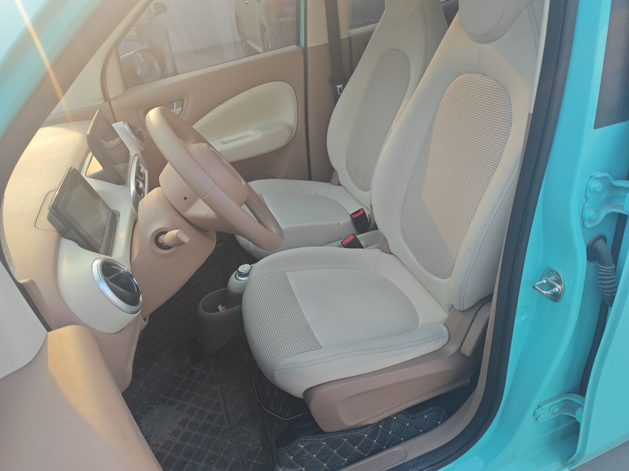 المقاعد الأمامية داخل السيارة