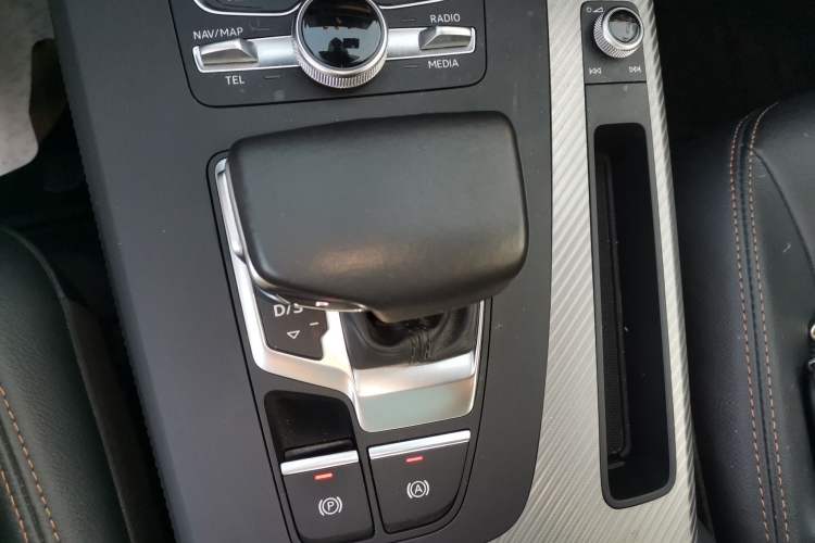 Used Audi Q5L 2018 45 TFSI Prestige Fashion Edition China V Emission Standard Gear Lever