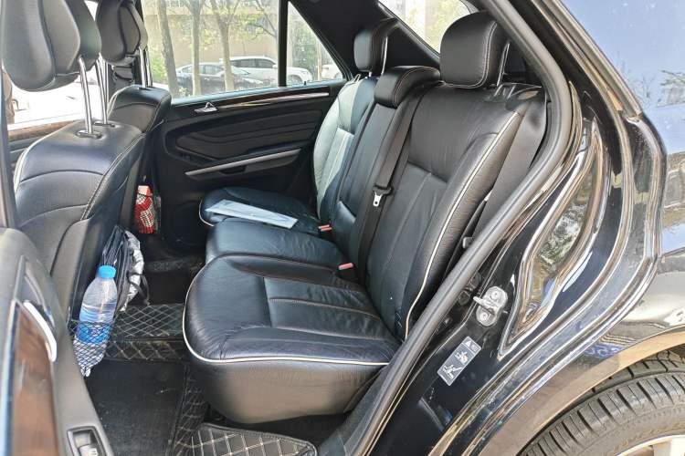 Used Mercedes-Benz M-Class 2010 ML 350 4MATIC Luxury Special Edition Left Rear Seat