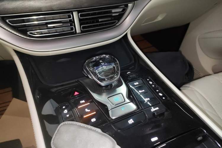 Used Denza D9 2024 DM-i 1050 Luxury Model
