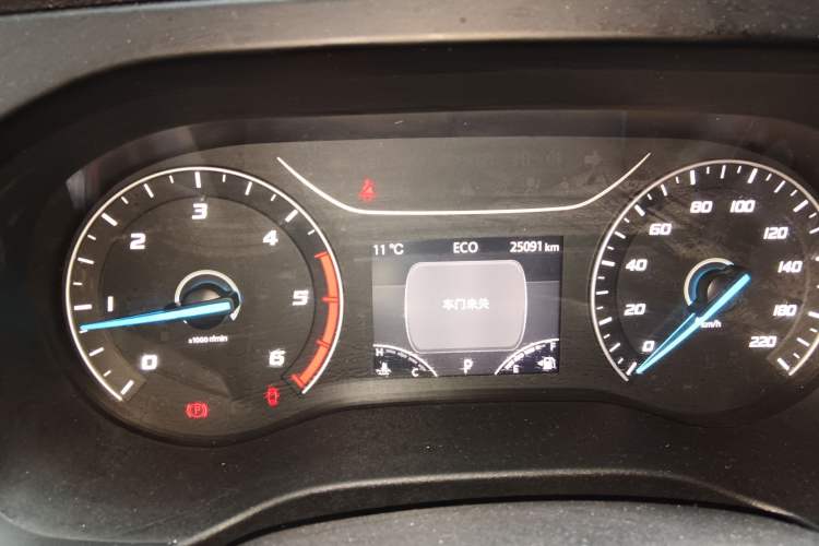 Used JMC Fushun 2023 2.0T Automatic Short-Wheelbase Low-Roof Commercial Van 2/3 Seats with Dual-Opening Tailgate