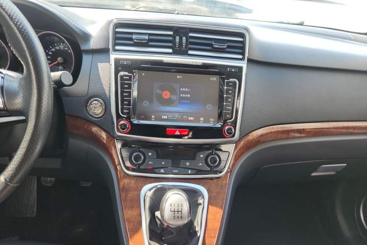 Used Haval H6 2015 Revised Version Sport Edition 1.5T Manual Transmission Two-Wheel Drive Elite Grade
