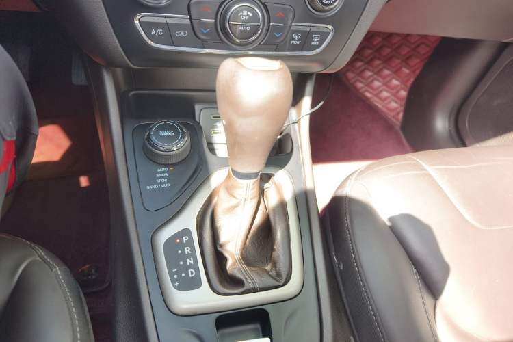Used Jeep Cherokee 2016 2.4L Professional Smart Version Gear Lever