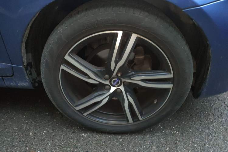 Used Volvo XC60 2017 T5 AWD Personalized Sport Upgrade Edition Right Front Wheel Hub