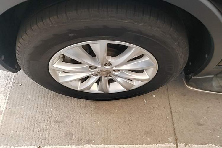 Used Buick Envision 2014 28T Four-Wheel Drive Elite Model Left Front Wheel Hub