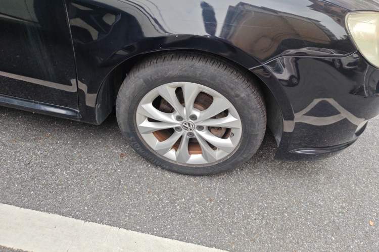 Used Volkswagen Lavida 2011 1.4 TSI Manual Prestige Edition Right Front Wheel Hub