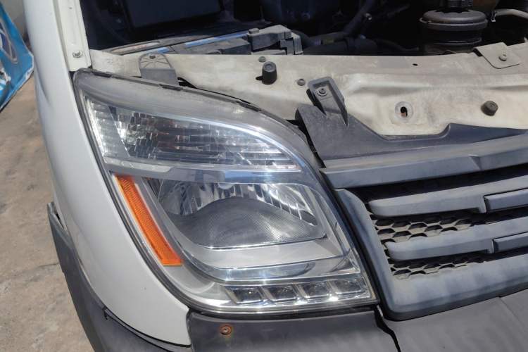 Used SAIC MAXUS Xintu V80 2014 2.5T Aotuntong Short Wheelbase Mid-Roof Model
