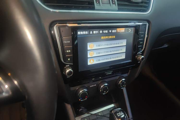 Used Skoda Octavia 2016 TSI280 DSG Smart Drive Edition Audio And AC Panel