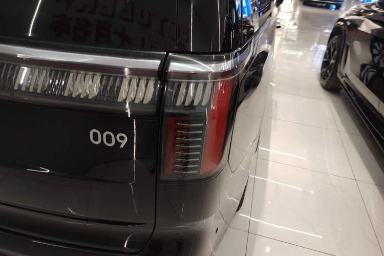 Used Zeekr 009 2022 WE Edition Right Rear Taillight