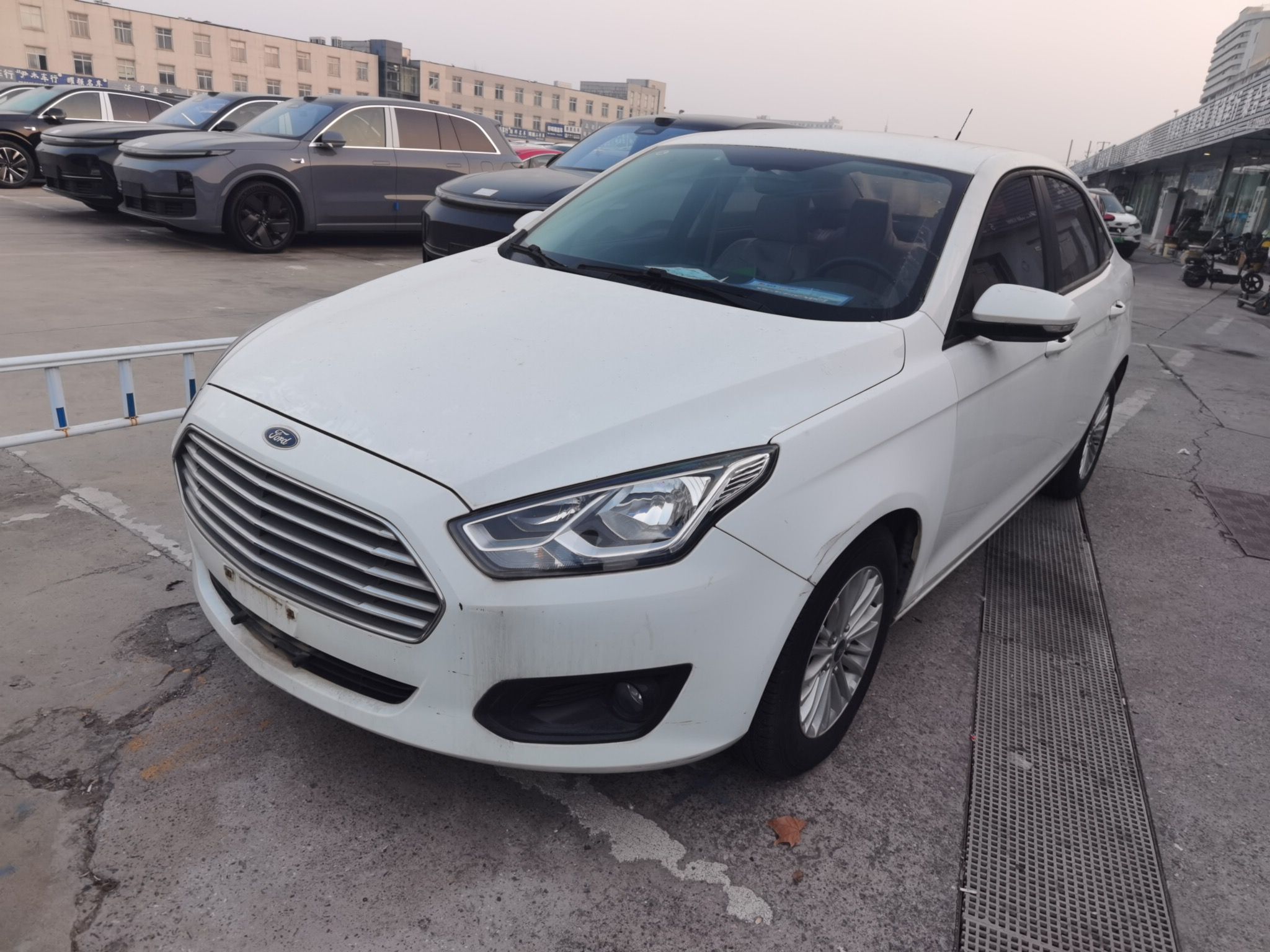 Под передней частью автомобиля