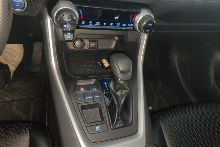 Used Toyota RAV4 Rongfang Plug-in Hybrid 2022 2.5L Two-Wheel Drive Elite Pro
