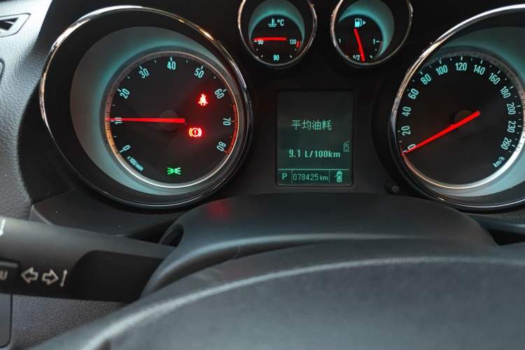 Used Buick Regal 2015 1.6T Leading Technology Model Odometer Close Up