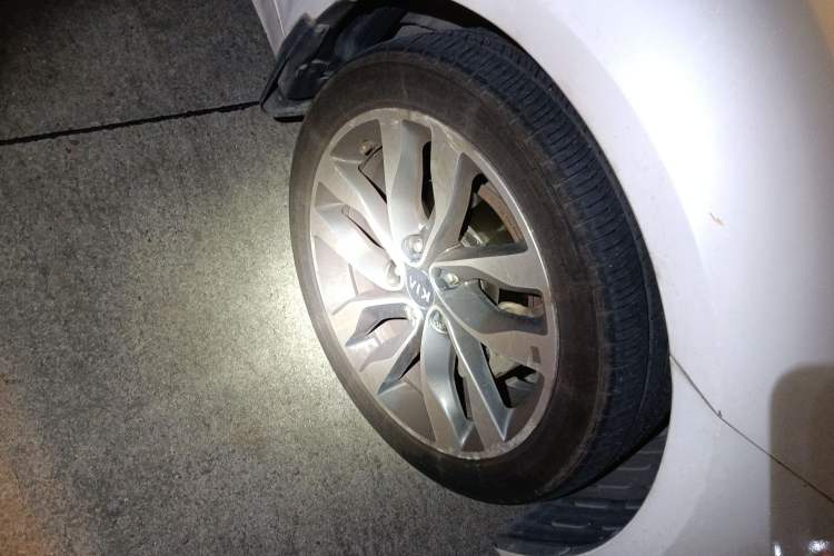 Used Kia K5 2015 2.0L Automatic LUX Right Front Wheel Hub