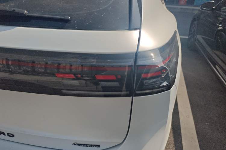 Used Volkswagen Tiguan L 2024 PRO 380TSI Four-Wheel Drive R-Line Prestige Edition Right Rear Taillight