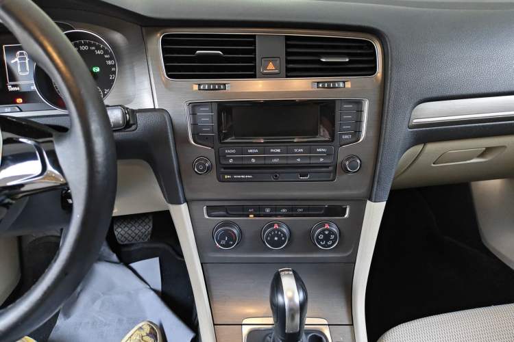 Used Volkswagen Golf 2014 1.4TSI Automatic Comfort Model Audio And AC Panel