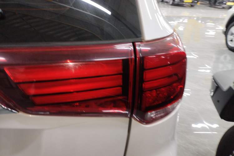 Used Mitsubishi Outlander 2019 2.4L 4x4 Zhi Xiang Edition 5 Seats China V Emission Standard Exterior 3