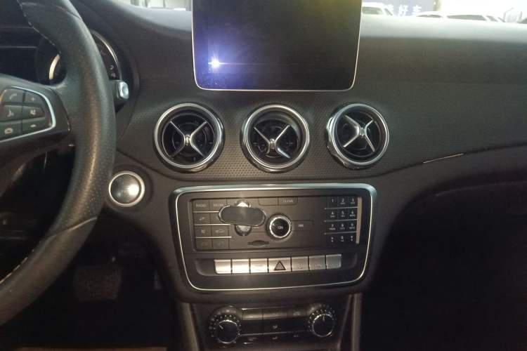 Used Mercedes-Benz GLA 2018 GLA 200 Sport Edition Audio And AC Panel