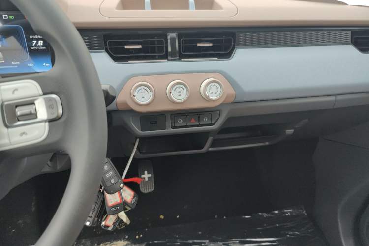 Used Chery QQ Ice Cream 2025 Model 205km Sundae Edition
