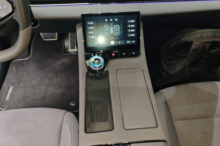 Used VOYAH PASSION 2024 PHEV Four-Wheel Drive Ultra-Long Range Flagship Model Gear Lever