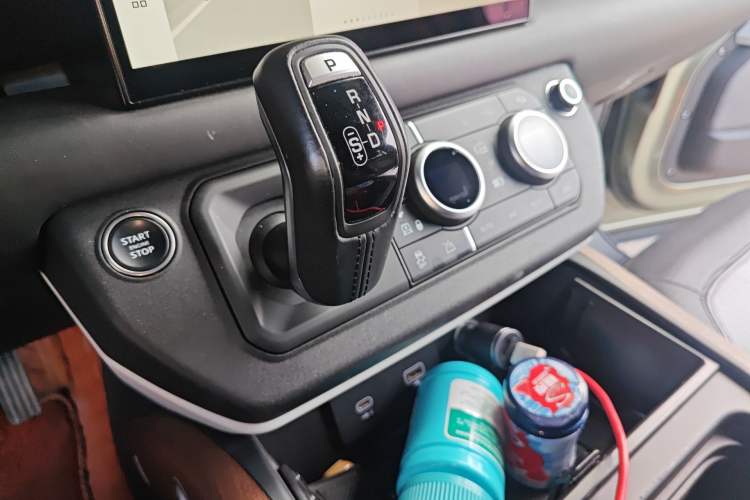 Used Land Rover Defender 2022 110 P400 X-DYNAMIC HSE Gear Lever