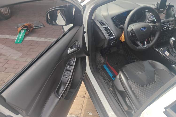 Used Ford Focus 2015 Hatchback 1.6L Automatic Fashion Edition
