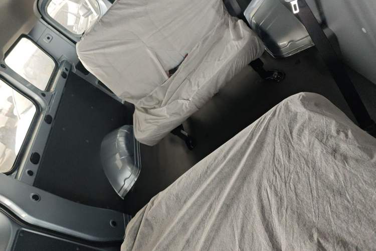 Used Wuling Yangguang 2024 300KM Comfort Version Passenger Van 75kW
