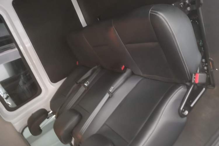 Used Ford Transit 2019 2.0T Diesel Multi-Purpose Commercial Vehicle Short Wheelbase Low Roof 6-Seater China VI Standard Left Rear Seat