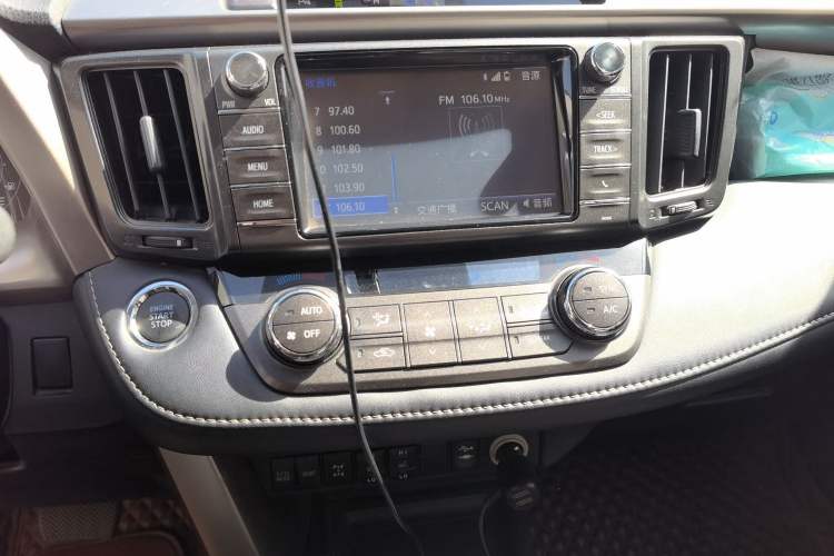 Used Toyota RAV4 2015 2.5L Automatic 4x4 Elite Edition Audio And AC Panel