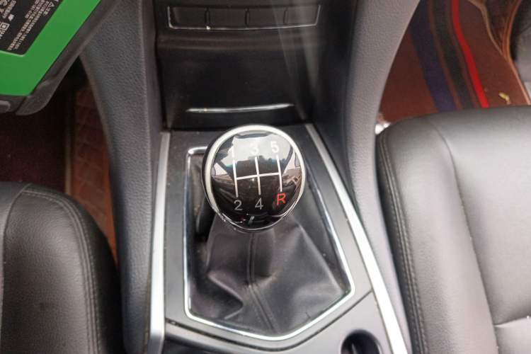 Used JMC Yusheng S350 2013 2.4T Manual Two-Wheel Drive Diesel Ultra-Luxury 5-Seater
