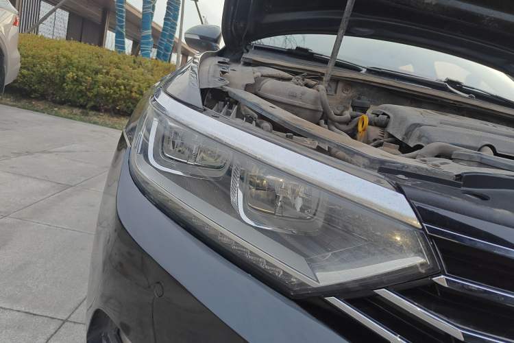 Used Volkswagen Magotan 2017 330TSI DSG Luxury Model Right Front Headlight