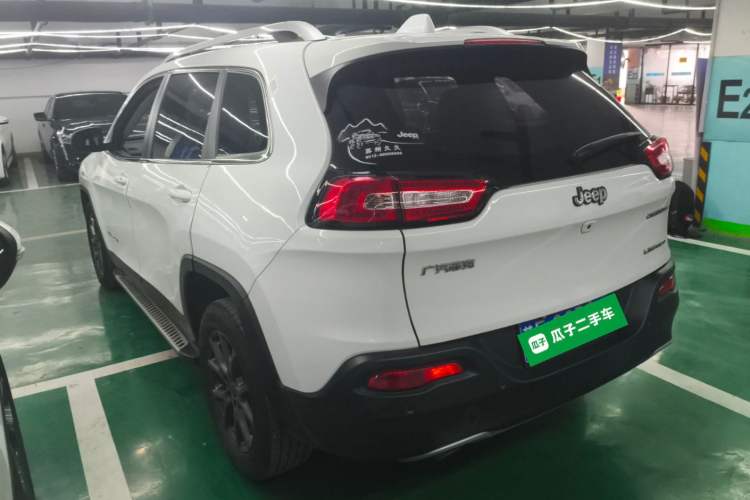 Used Jeep Cherokee 2020 2.0L Two-Wheel Drive Classic Sports Edition Exterior 3